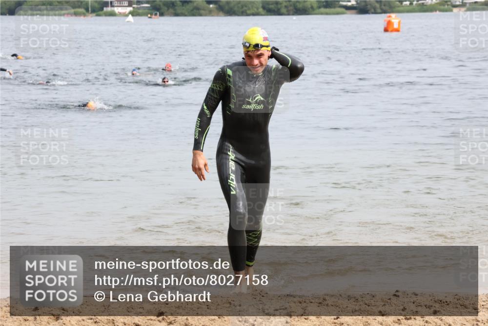 15.06.2025 - 27. Vierlanden-Triathlon Lena Gebhardt http://msf.ph/oto/8027158 15.06.2025 10:59:42 Schwimmen 641, 668, 727 meine-sportfotos.de