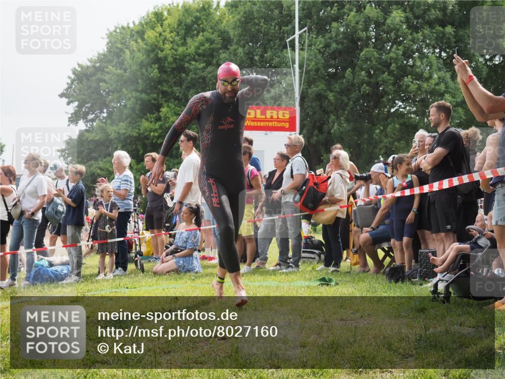 15.06.2025 - 27. Vierlanden-Triathlon KatJ http://msf.ph/oto/8027160 15.06.2025 11:00:43 Schwimmen 649, 678, 699, 723 meine-sportfotos.de
