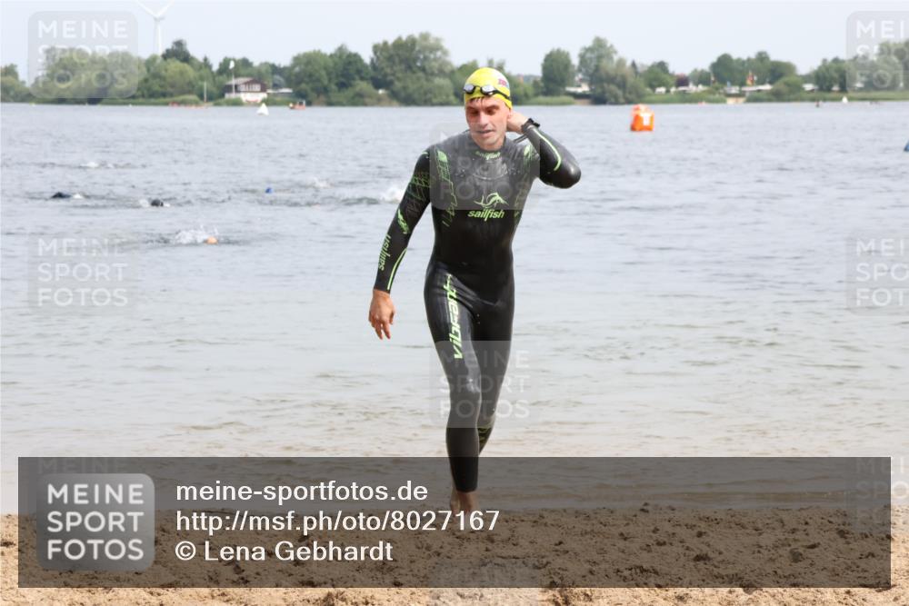 15.06.2025 - 27. Vierlanden-Triathlon Lena Gebhardt http://msf.ph/oto/8027167 15.06.2025 10:59:43 Schwimmen 641, 668, 727 meine-sportfotos.de