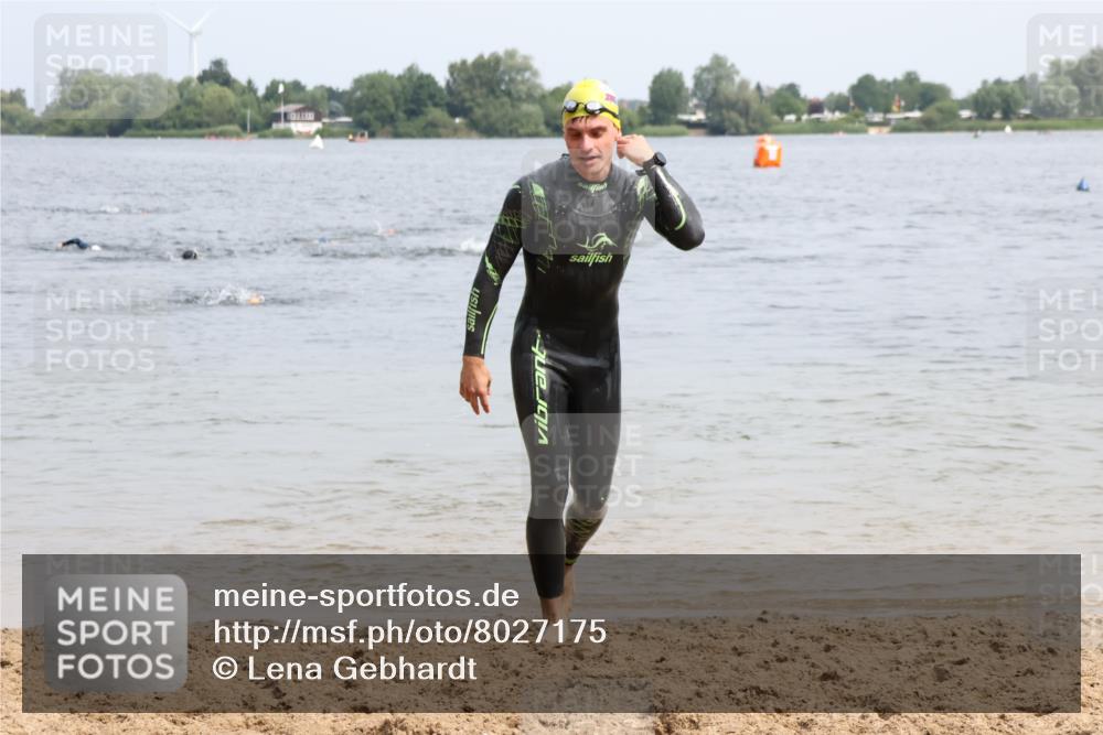 15.06.2025 - 27. Vierlanden-Triathlon Lena Gebhardt http://msf.ph/oto/8027175 15.06.2025 10:59:43 Schwimmen 641, 668, 727 meine-sportfotos.de