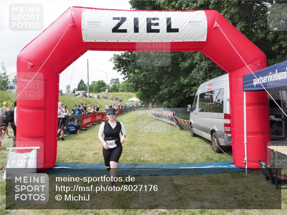 21.06.2025 - 27. Vierlanden-Triathlon MichiJ http://msf.ph/oto/8027176 15.06.2026 12:04:51 Ziel 578 meine-sportfotos.de