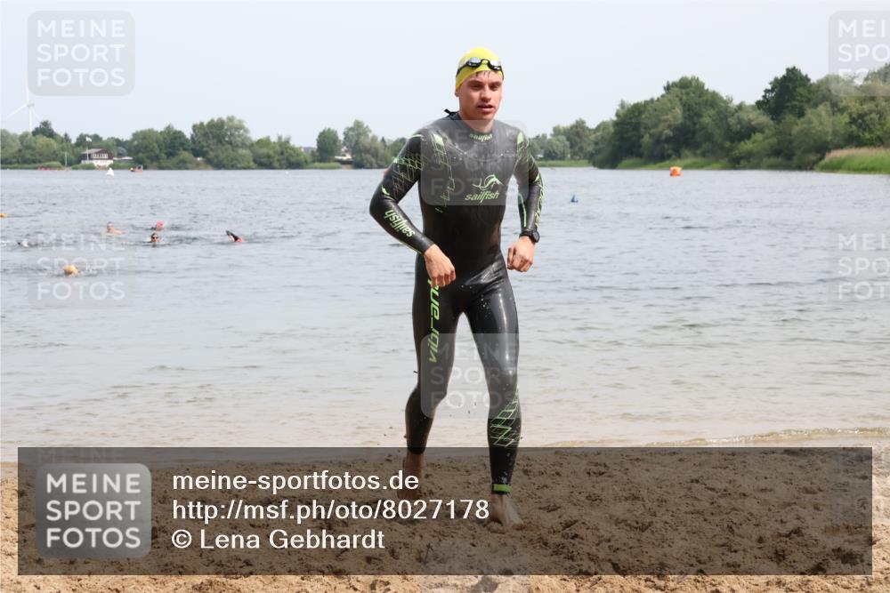 15.06.2025 - 27. Vierlanden-Triathlon Lena Gebhardt http://msf.ph/oto/8027178 15.06.2025 10:59:44 Schwimmen 641, 668, 727 meine-sportfotos.de