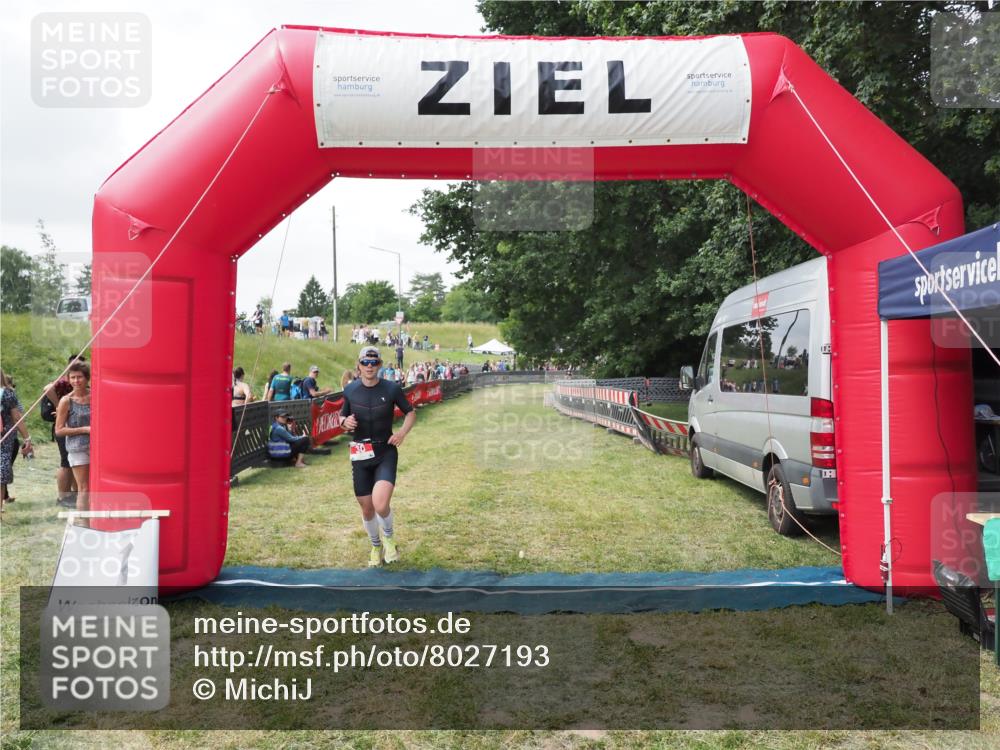 21.06.2025 - 27. Vierlanden-Triathlon MichiJ http://msf.ph/oto/8027193 15.06.2026 12:06:08 Ziel 38 meine-sportfotos.de