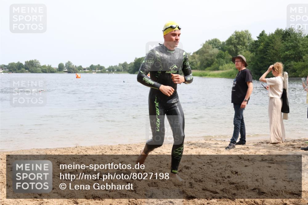 15.06.2025 - 27. Vierlanden-Triathlon Lena Gebhardt http://msf.ph/oto/8027198 15.06.2025 10:59:45 Schwimmen 641, 668, 727 meine-sportfotos.de