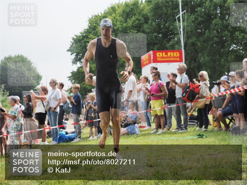 15.06.2025 - 27. Vierlanden-Triathlon KatJ http://msf.ph/oto/8027211 15.06.2025 11:00:46 Schwimmen 649, 678, 681, 699, 723 meine-sportfotos.de
