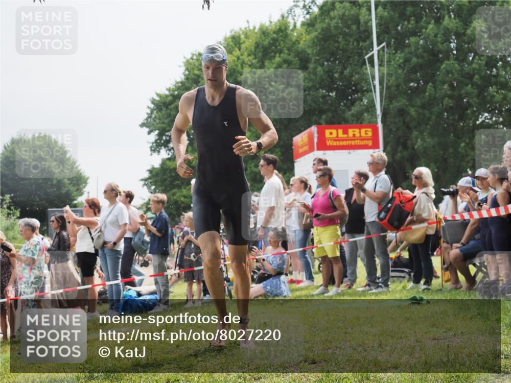 15.06.2025 - 27. Vierlanden-Triathlon KatJ http://msf.ph/oto/8027220 15.06.2025 11:00:46 Schwimmen 649, 678, 681, 699, 723 meine-sportfotos.de