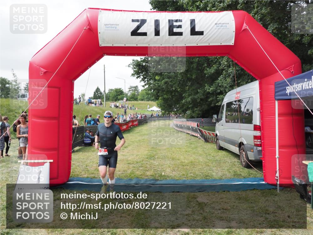 21.06.2025 - 27. Vierlanden-Triathlon MichiJ http://msf.ph/oto/8027221 15.06.2026 12:06:08 Ziel 38 meine-sportfotos.de