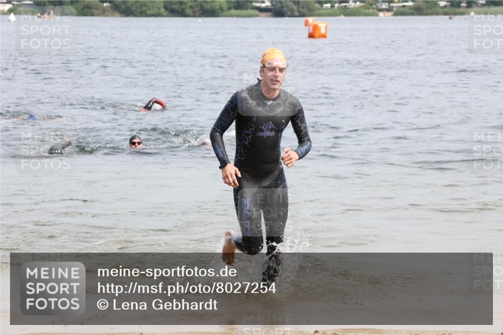 15.06.2025 - 27. Vierlanden-Triathlon Lena Gebhardt http://msf.ph/oto/8027254 15.06.2025 11:00:03 Schwimmen 708 meine-sportfotos.de