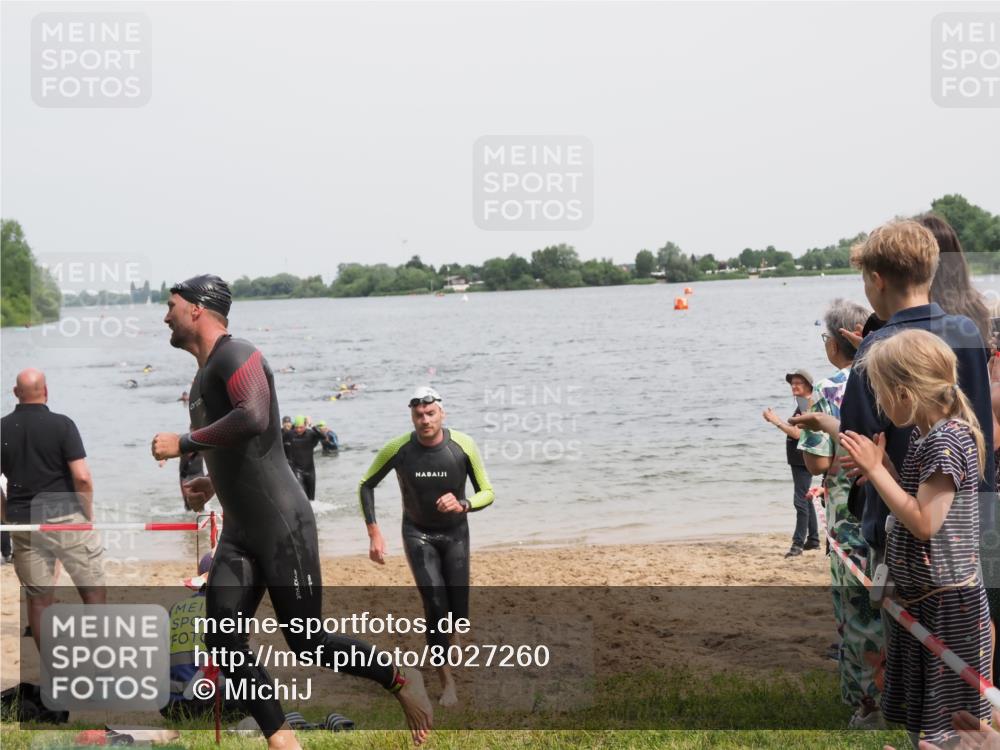 21.06.2025 - 27. Vierlanden-Triathlon MichiJ http://msf.ph/oto/8027260 15.06.2026 10:57:50 Schwimmen 686, 705, 738, 774 meine-sportfotos.de