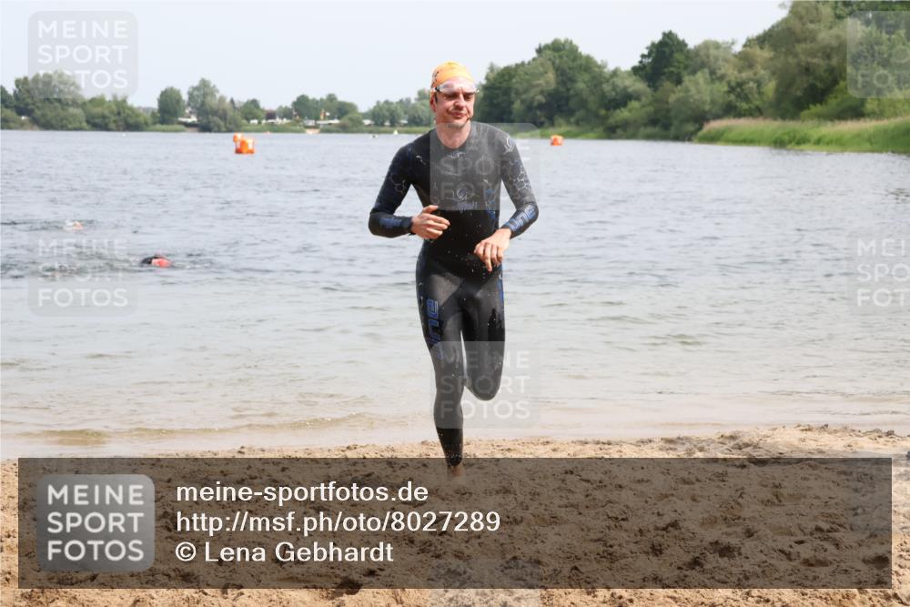 15.06.2025 - 27. Vierlanden-Triathlon Lena Gebhardt http://msf.ph/oto/8027289 15.06.2025 11:00:05 Schwimmen 708 meine-sportfotos.de