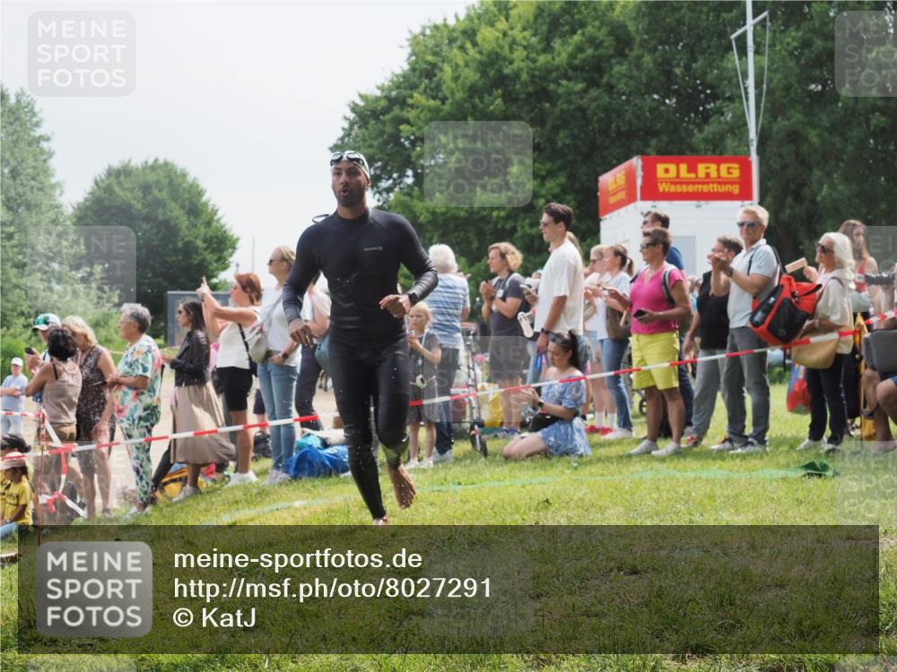 15.06.2025 - 27. Vierlanden-Triathlon KatJ http://msf.ph/oto/8027291 15.06.2025 11:00:49 Schwimmen 637, 678, 681, 699, 723 meine-sportfotos.de