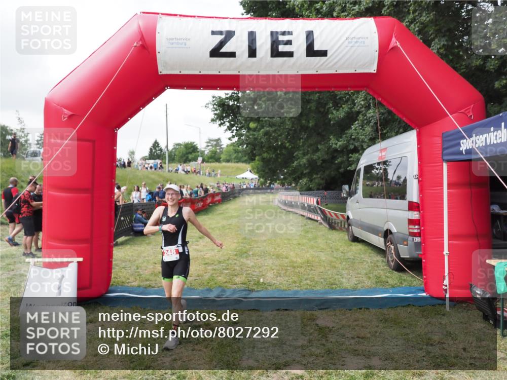 21.06.2025 - 27. Vierlanden-Triathlon MichiJ http://msf.ph/oto/8027292 15.06.2026 12:06:25 Ziel 248 meine-sportfotos.de