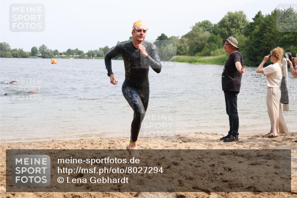 15.06.2025 - 27. Vierlanden-Triathlon Lena Gebhardt http://msf.ph/oto/8027294 15.06.2025 11:00:05 Schwimmen 708 meine-sportfotos.de