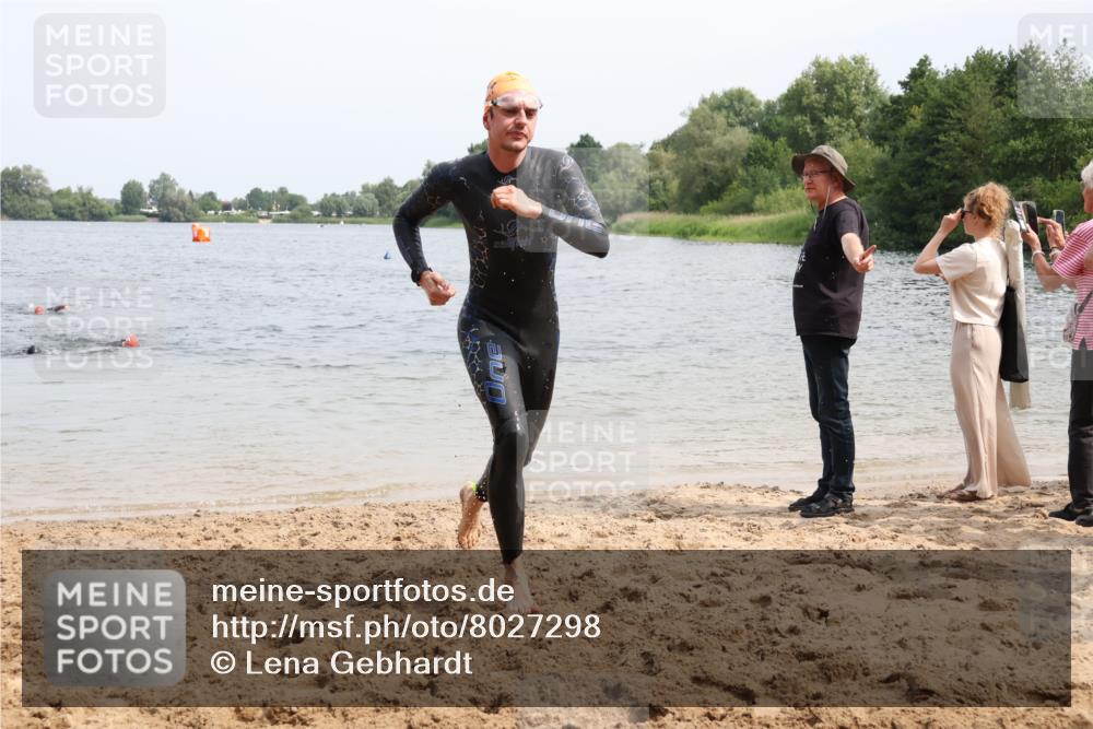 15.06.2025 - 27. Vierlanden-Triathlon Lena Gebhardt http://msf.ph/oto/8027298 15.06.2025 11:00:05 Schwimmen 708 meine-sportfotos.de