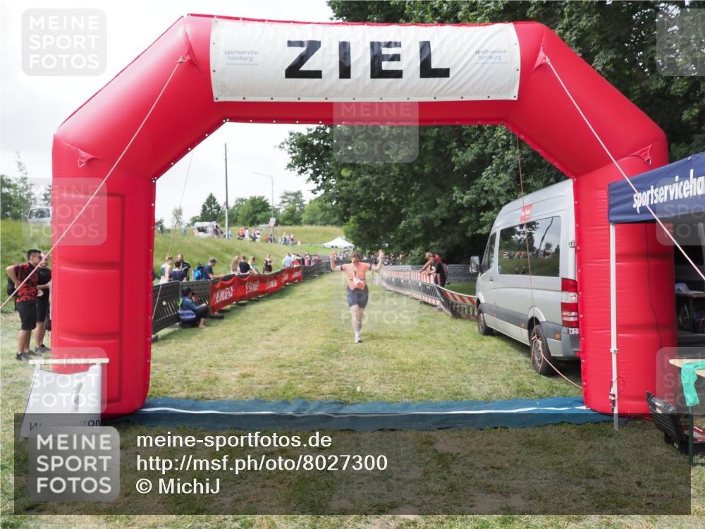 21.06.2025 - 27. Vierlanden-Triathlon MichiJ http://msf.ph/oto/8027300 15.06.2026 12:07:05 Ziel 558 meine-sportfotos.de