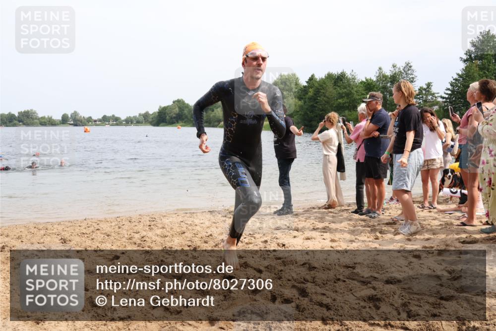 15.06.2025 - 27. Vierlanden-Triathlon Lena Gebhardt http://msf.ph/oto/8027306 15.06.2025 11:00:06 Schwimmen 708 meine-sportfotos.de