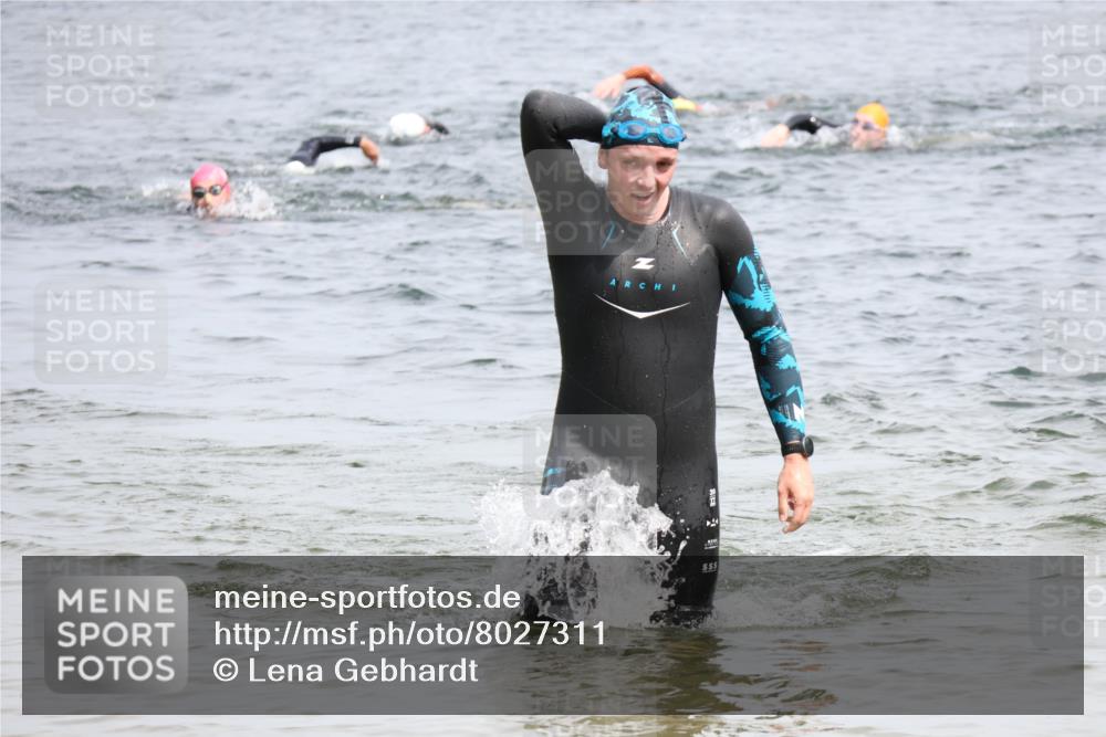 15.06.2025 - 27. Vierlanden-Triathlon Lena Gebhardt http://msf.ph/oto/8027311 15.06.2025 11:00:12 Schwimmen 657, 662, 694, 708, 731 meine-sportfotos.de