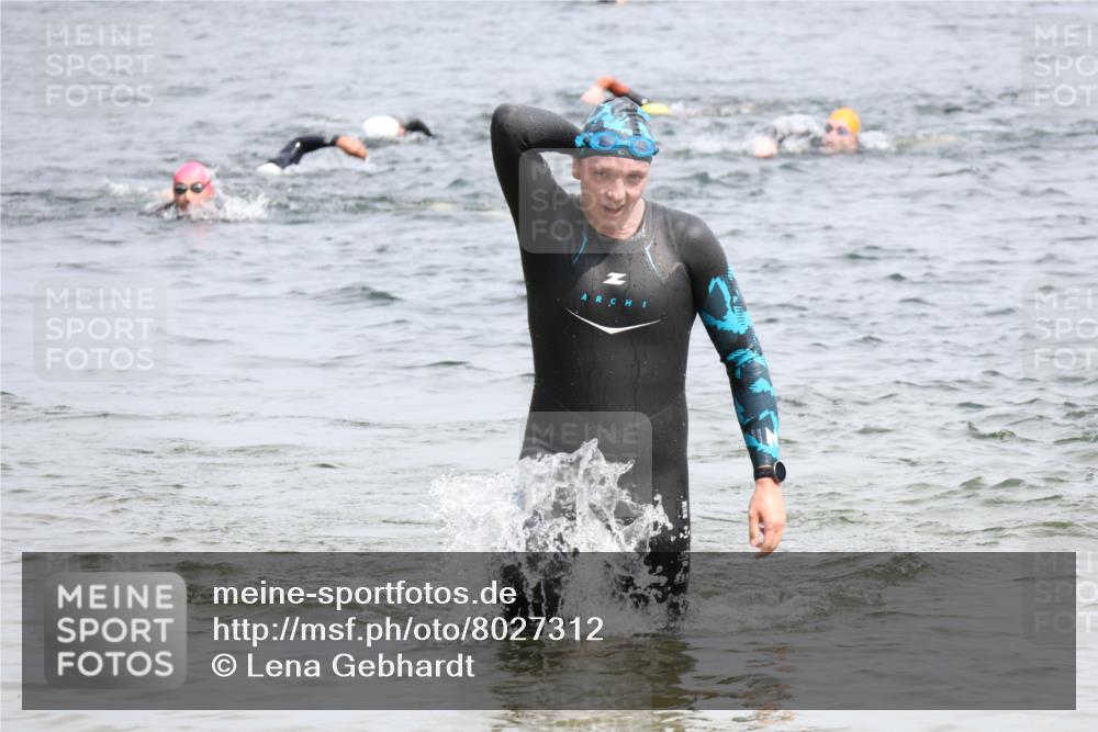 15.06.2025 - 27. Vierlanden-Triathlon Lena Gebhardt http://msf.ph/oto/8027312 15.06.2025 11:00:12 Schwimmen 657, 662, 694, 708, 731 meine-sportfotos.de