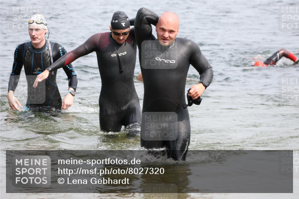 15.06.2025 - 27. Vierlanden-Triathlon Lena Gebhardt http://msf.ph/oto/8027320 15.06.2025 11:00:14 Schwimmen 646, 657, 662, 694, 708, 731 meine-sportfotos.de