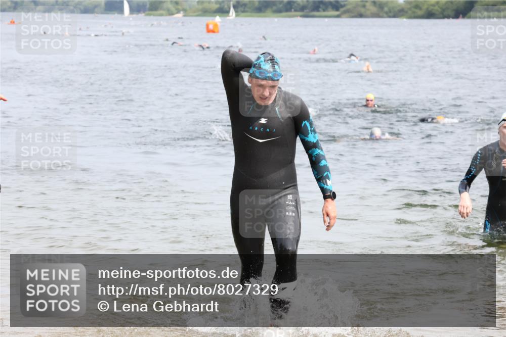 15.06.2025 - 27. Vierlanden-Triathlon Lena Gebhardt http://msf.ph/oto/8027329 15.06.2025 11:00:15 Schwimmen 646, 657, 662, 694, 731 meine-sportfotos.de