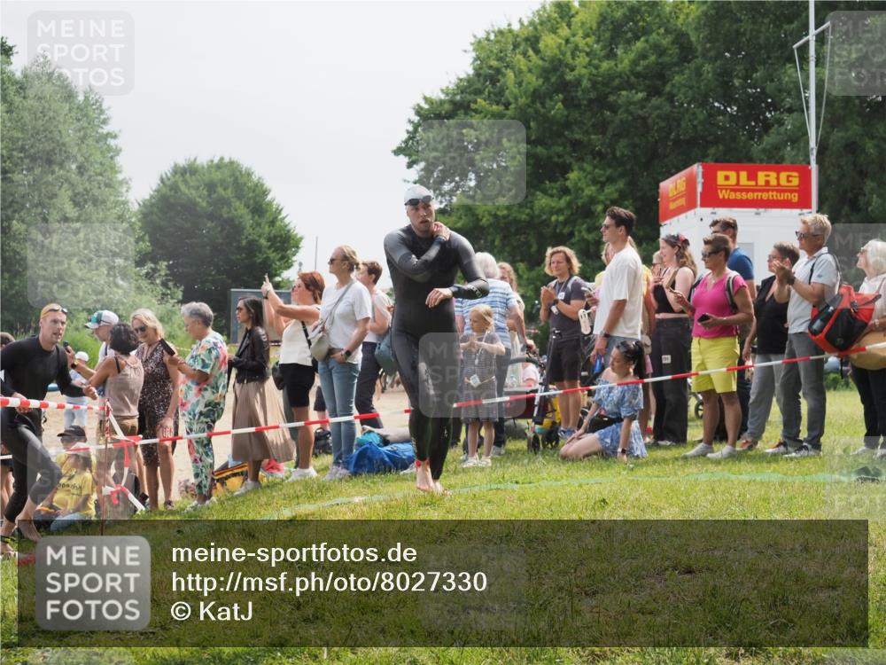 15.06.2025 - 27. Vierlanden-Triathlon KatJ http://msf.ph/oto/8027330 15.06.2025 11:00:52 Schwimmen 637, 678, 681, 699, 746 meine-sportfotos.de