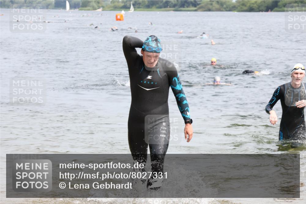 15.06.2025 - 27. Vierlanden-Triathlon Lena Gebhardt http://msf.ph/oto/8027331 15.06.2025 11:00:15 Schwimmen 646, 657, 662, 694, 731 meine-sportfotos.de