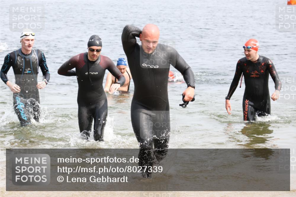 15.06.2025 - 27. Vierlanden-Triathlon Lena Gebhardt http://msf.ph/oto/8027339 15.06.2025 11:00:16 Schwimmen 646, 657, 662, 694, 714, 731 meine-sportfotos.de