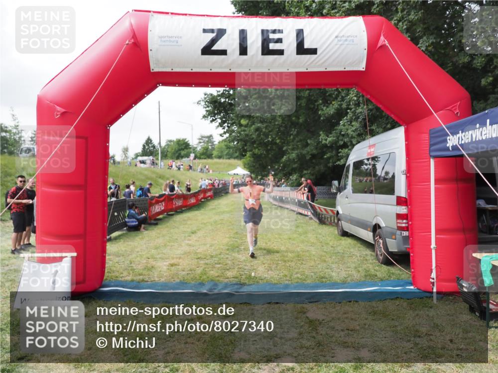21.06.2025 - 27. Vierlanden-Triathlon MichiJ http://msf.ph/oto/8027340 15.06.2026 12:07:06 Ziel 558 meine-sportfotos.de