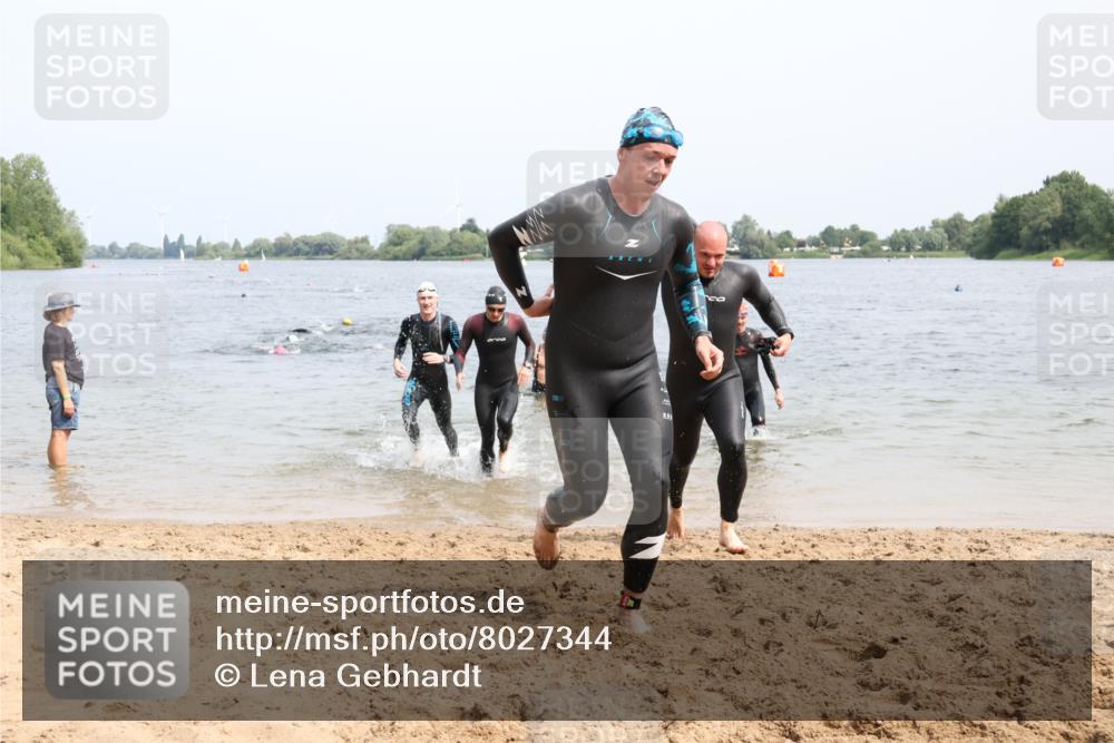 15.06.2025 - 27. Vierlanden-Triathlon Lena Gebhardt http://msf.ph/oto/8027344 15.06.2025 11:00:18 Schwimmen 646, 657, 662, 694, 714, 731 meine-sportfotos.de
