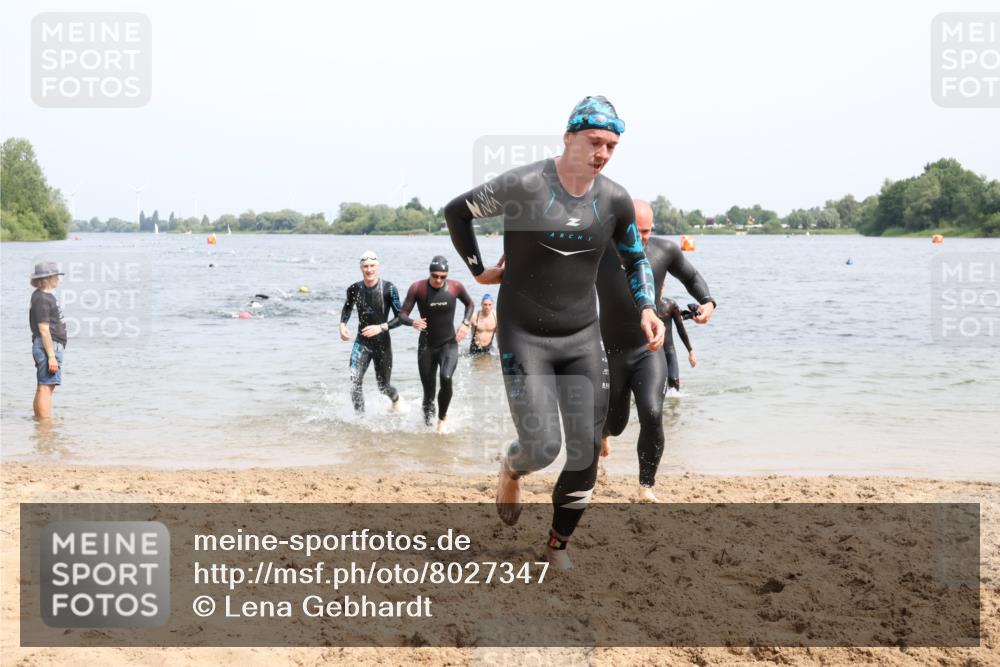 15.06.2025 - 27. Vierlanden-Triathlon Lena Gebhardt http://msf.ph/oto/8027347 15.06.2025 11:00:18 Schwimmen 646, 657, 662, 694, 714, 731 meine-sportfotos.de