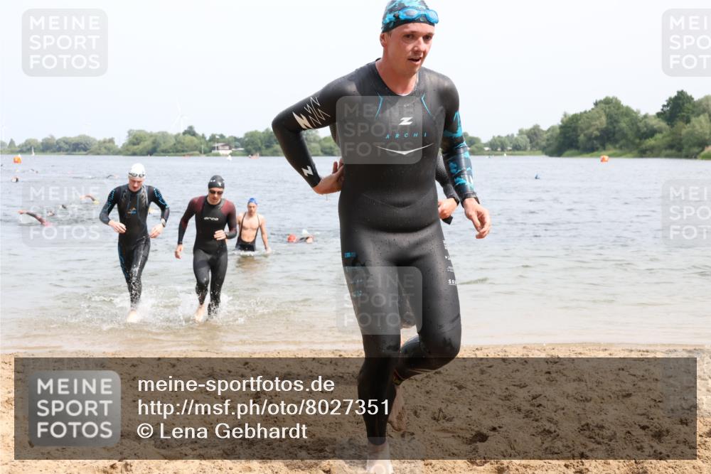 15.06.2025 - 27. Vierlanden-Triathlon Lena Gebhardt http://msf.ph/oto/8027351 15.06.2025 11:00:18 Schwimmen 646, 657, 662, 694, 714, 731 meine-sportfotos.de