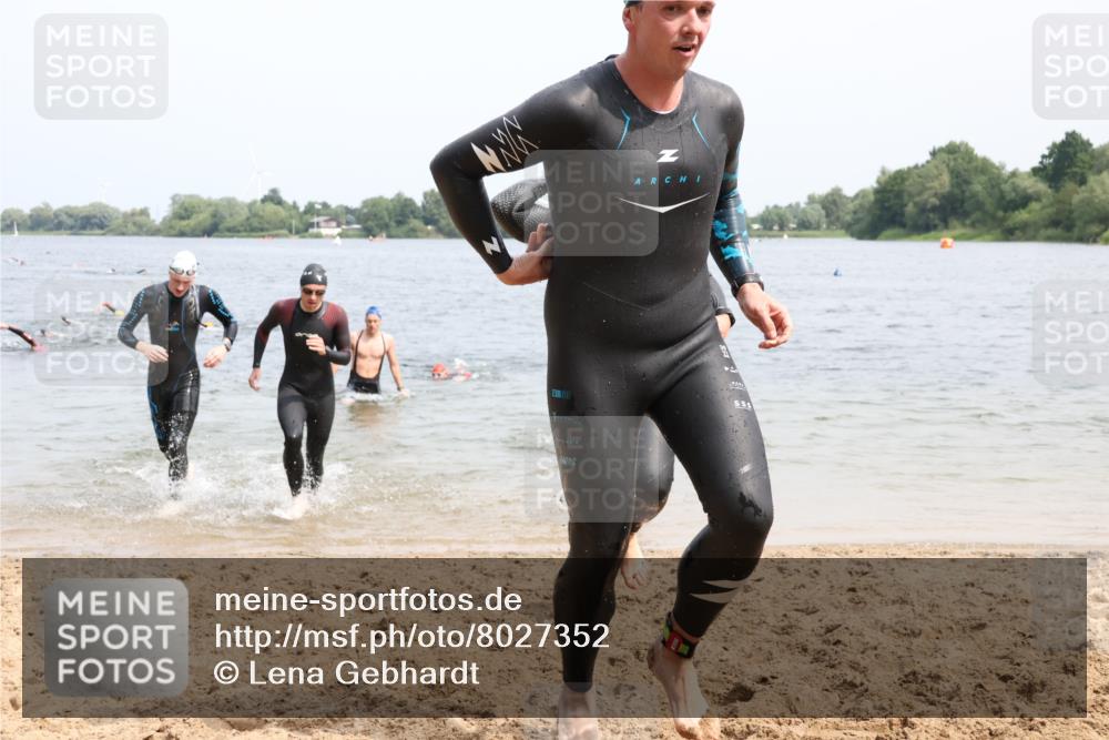 15.06.2025 - 27. Vierlanden-Triathlon Lena Gebhardt http://msf.ph/oto/8027352 15.06.2025 11:00:18 Schwimmen 646, 657, 662, 694, 714, 731 meine-sportfotos.de