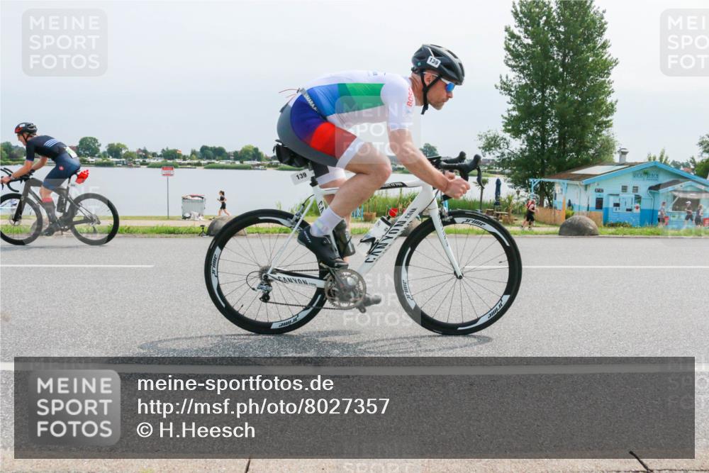 21.06.2025 - 27. Vierlanden-Triathlon H.Heesch http://msf.ph/oto/8027357 15.06.2025 11:21:18 Radfahren 139, 703, 928 meine-sportfotos.de