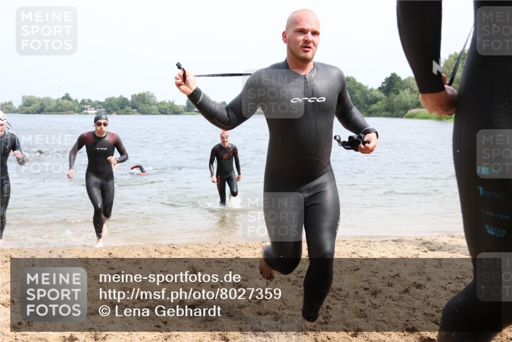 15.06.2025 - 27. Vierlanden-Triathlon Lena Gebhardt http://msf.ph/oto/8027359 15.06.2025 11:00:19 Schwimmen 646, 657, 662, 694, 714, 731 meine-sportfotos.de