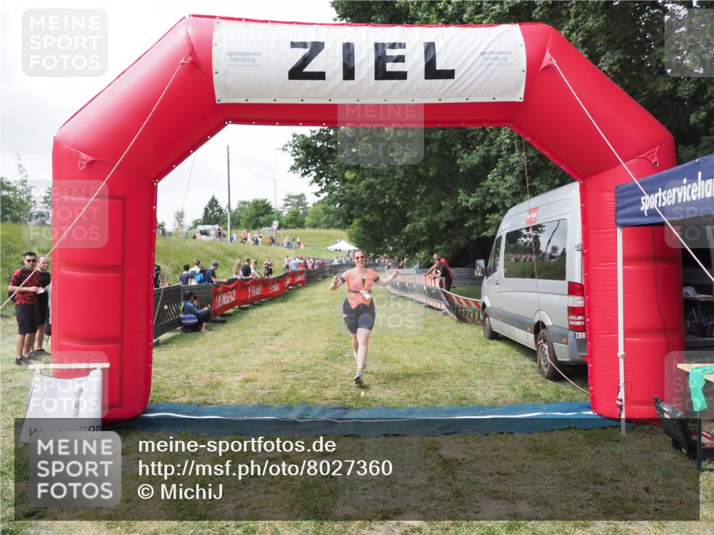 21.06.2025 - 27. Vierlanden-Triathlon MichiJ http://msf.ph/oto/8027360 15.06.2026 12:07:06 Ziel 558 meine-sportfotos.de