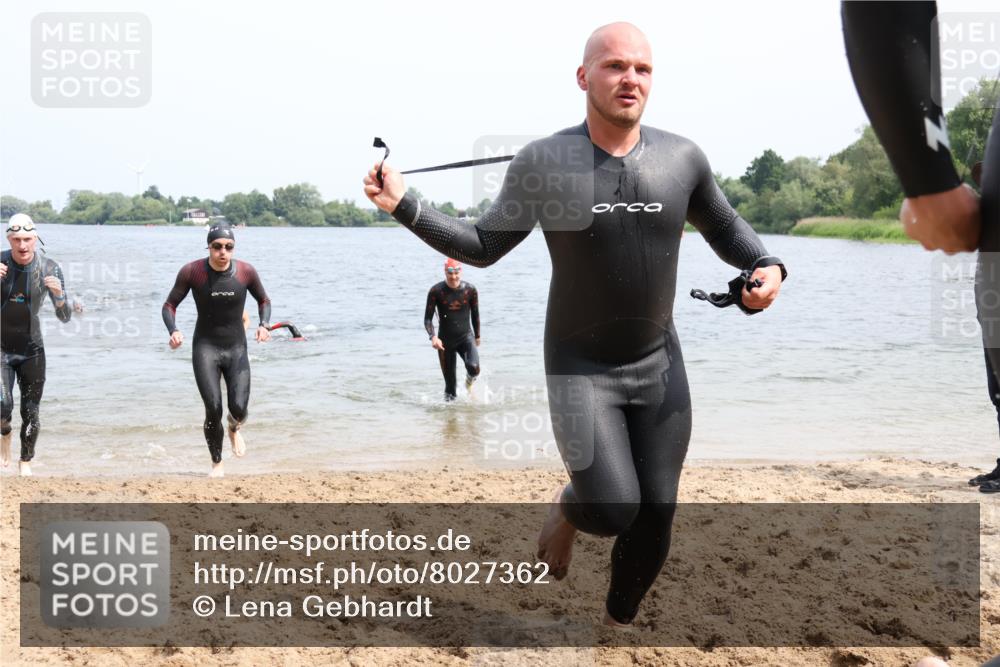 15.06.2025 - 27. Vierlanden-Triathlon Lena Gebhardt http://msf.ph/oto/8027362 15.06.2025 11:00:19 Schwimmen 646, 657, 662, 694, 714, 731 meine-sportfotos.de