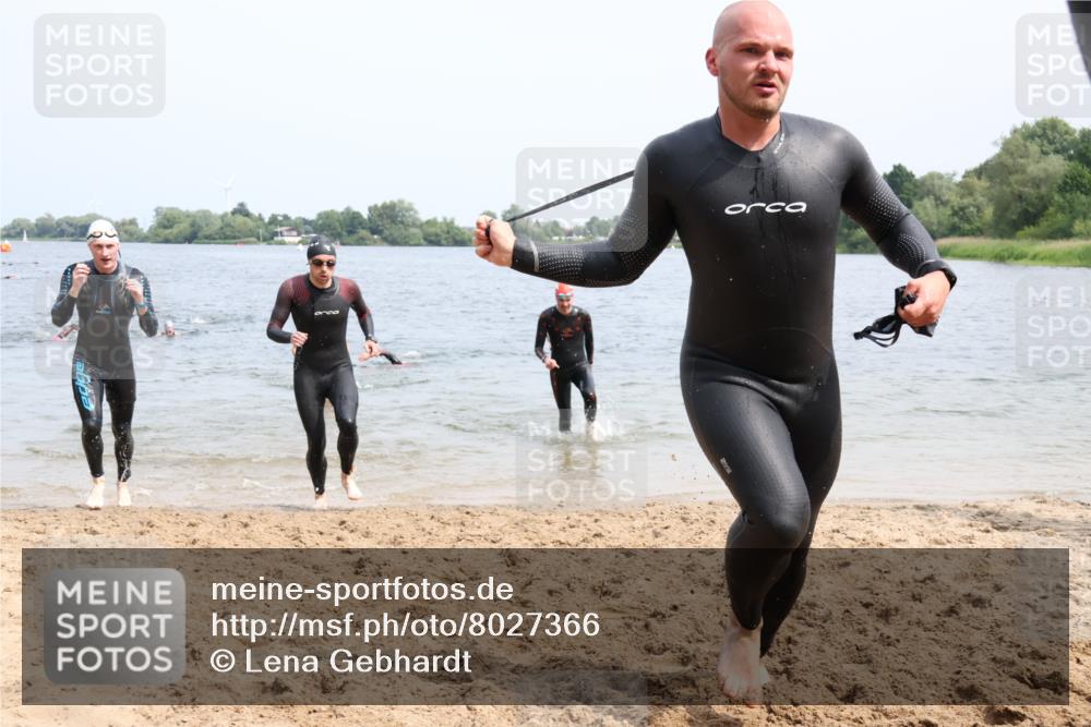 15.06.2025 - 27. Vierlanden-Triathlon Lena Gebhardt http://msf.ph/oto/8027366 15.06.2025 11:00:19 Schwimmen 646, 657, 662, 694, 714, 731 meine-sportfotos.de