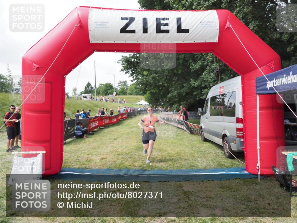 21.06.2025 - 27. Vierlanden-Triathlon MichiJ http://msf.ph/oto/8027371 15.06.2026 12:07:06 Ziel 558 meine-sportfotos.de