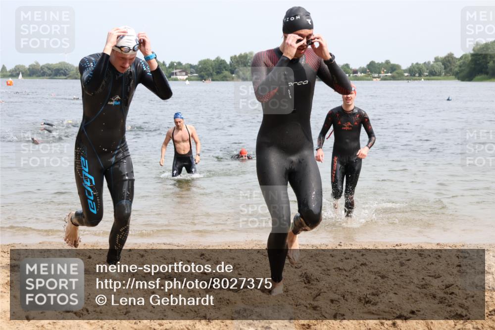 15.06.2025 - 27. Vierlanden-Triathlon Lena Gebhardt http://msf.ph/oto/8027375 15.06.2025 11:00:21 Schwimmen 646, 657, 662, 694, 714, 731 meine-sportfotos.de
