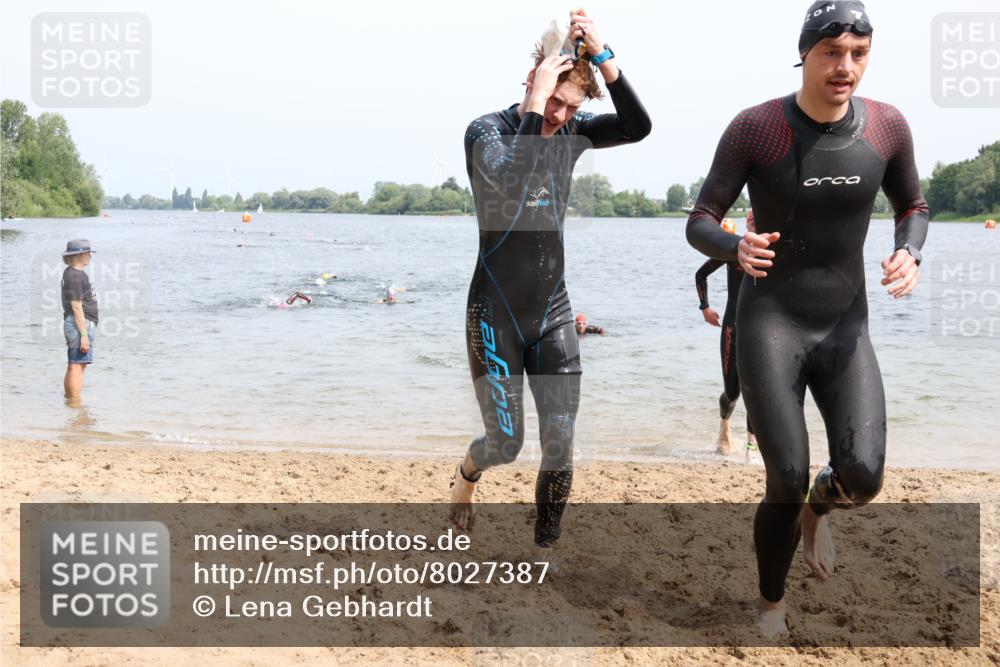 15.06.2025 - 27. Vierlanden-Triathlon Lena Gebhardt http://msf.ph/oto/8027387 15.06.2025 11:00:21 Schwimmen 646, 657, 662, 694, 714, 731 meine-sportfotos.de