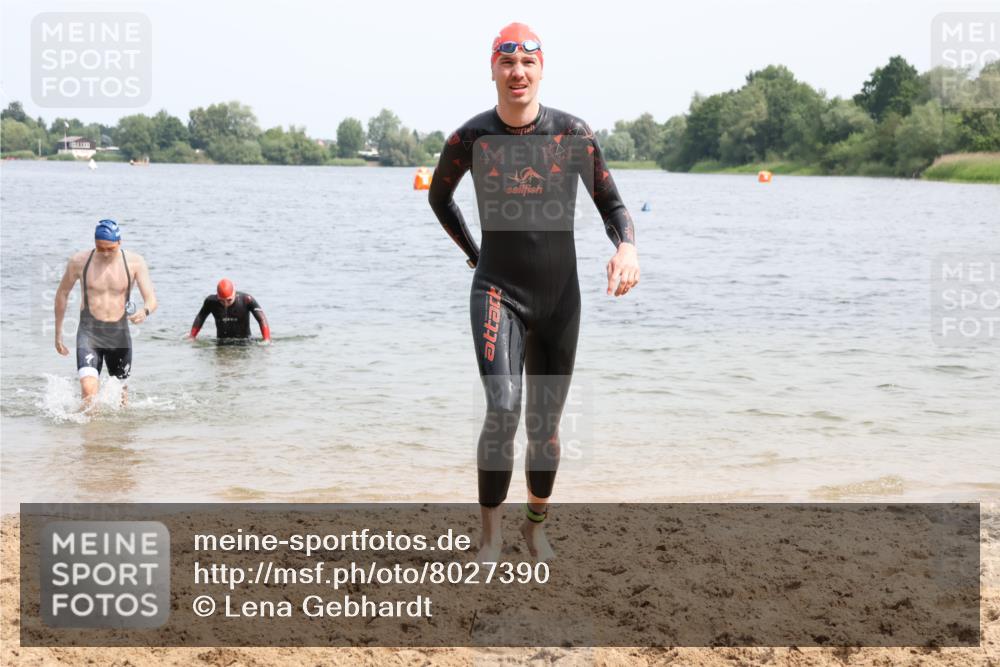 15.06.2025 - 27. Vierlanden-Triathlon Lena Gebhardt http://msf.ph/oto/8027390 15.06.2025 11:00:23 Schwimmen 646, 657, 662, 694, 714, 731 meine-sportfotos.de