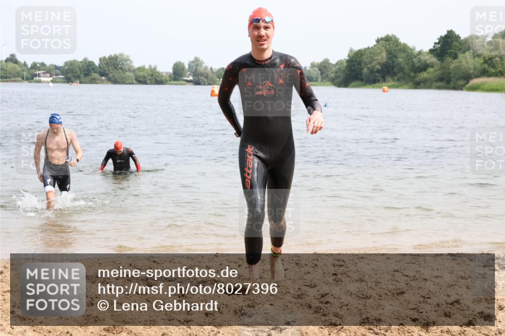 15.06.2025 - 27. Vierlanden-Triathlon Lena Gebhardt http://msf.ph/oto/8027396 15.06.2025 11:00:23 Schwimmen 646, 657, 662, 694, 714, 731 meine-sportfotos.de