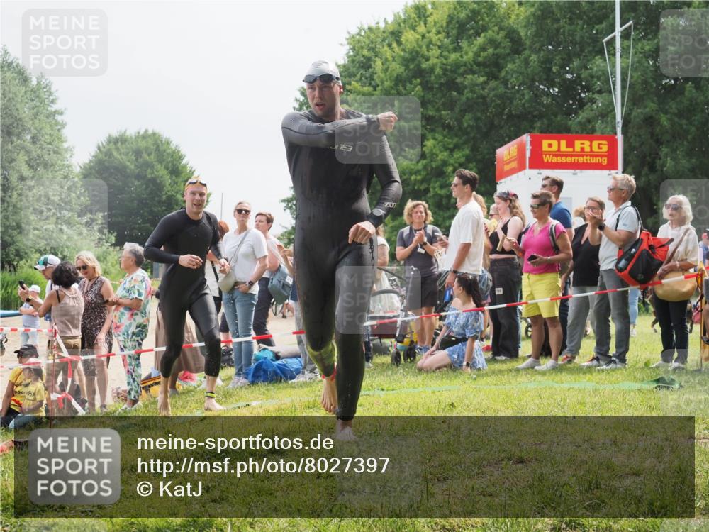 15.06.2025 - 27. Vierlanden-Triathlon KatJ http://msf.ph/oto/8027397 15.06.2025 11:00:53 Schwimmen 637, 678, 681, 699, 746 meine-sportfotos.de