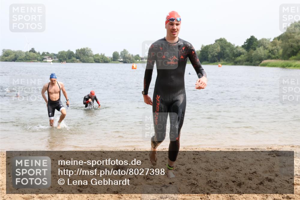 15.06.2025 - 27. Vierlanden-Triathlon Lena Gebhardt http://msf.ph/oto/8027398 15.06.2025 11:00:24 Schwimmen 646, 657, 662, 694, 714, 731 meine-sportfotos.de