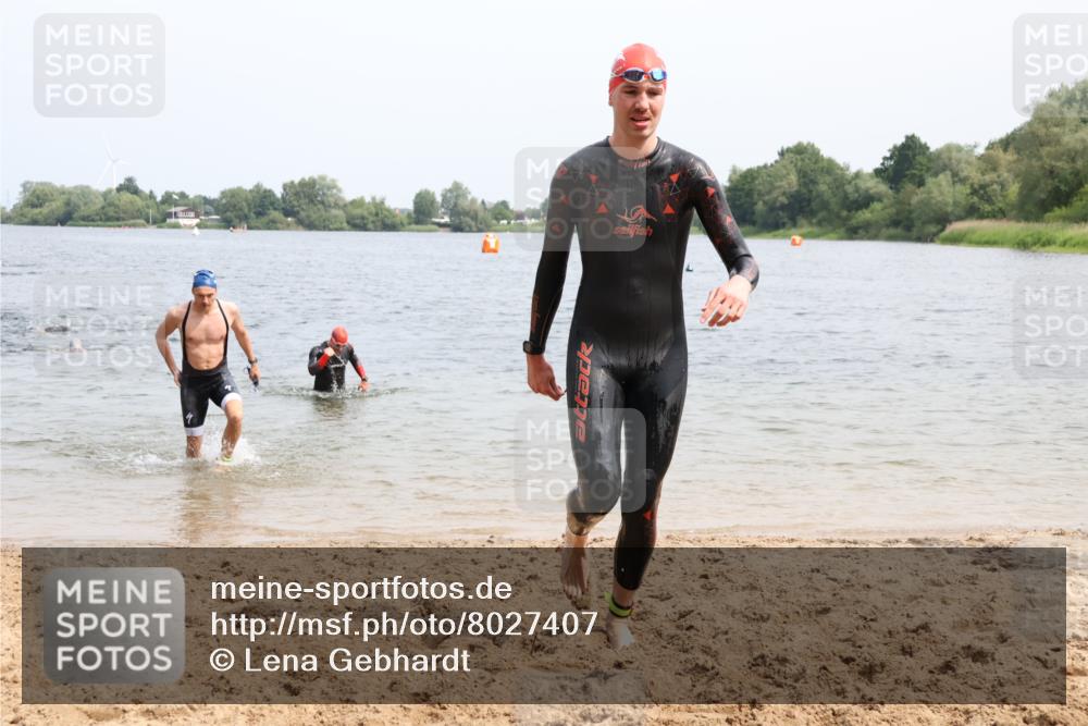 15.06.2025 - 27. Vierlanden-Triathlon Lena Gebhardt http://msf.ph/oto/8027407 15.06.2025 11:00:24 Schwimmen 646, 657, 662, 694, 714, 731 meine-sportfotos.de