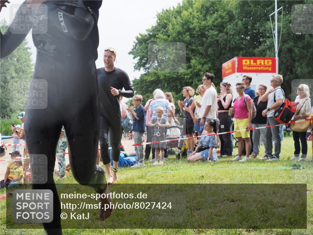 15.06.2025 - 27. Vierlanden-Triathlon KatJ http://msf.ph/oto/8027424 15.06.2025 11:00:55 Schwimmen 637, 681, 699, 746 meine-sportfotos.de