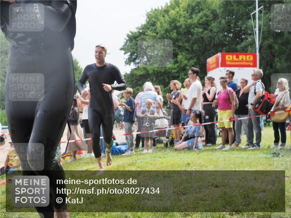 15.06.2025 - 27. Vierlanden-Triathlon KatJ http://msf.ph/oto/8027434 15.06.2025 11:00:55 Schwimmen 637, 681, 699, 746 meine-sportfotos.de