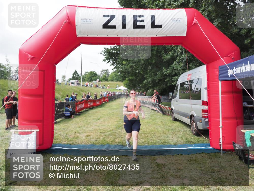 21.06.2025 - 27. Vierlanden-Triathlon MichiJ http://msf.ph/oto/8027435 15.06.2026 12:07:07 Ziel 558 meine-sportfotos.de
