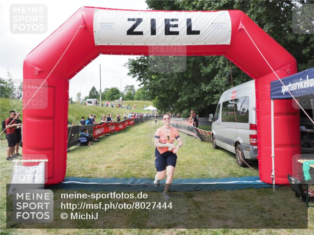 21.06.2025 - 27. Vierlanden-Triathlon MichiJ http://msf.ph/oto/8027444 15.06.2026 12:07:07 Ziel 558 meine-sportfotos.de