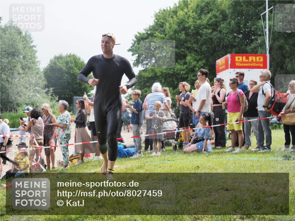 15.06.2025 - 27. Vierlanden-Triathlon KatJ http://msf.ph/oto/8027459 15.06.2025 11:00:55 Schwimmen 637, 681, 699, 746 meine-sportfotos.de